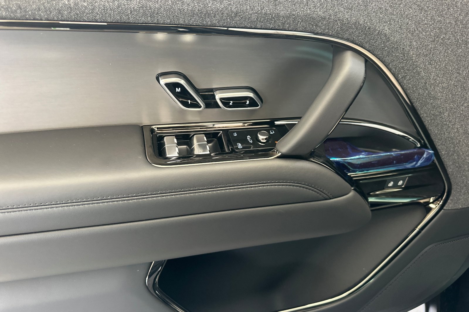 2025 Land Rover Range Rover Sport SE photo 10