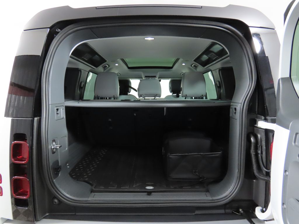 2025 Land Rover Defender 110 S photo 26