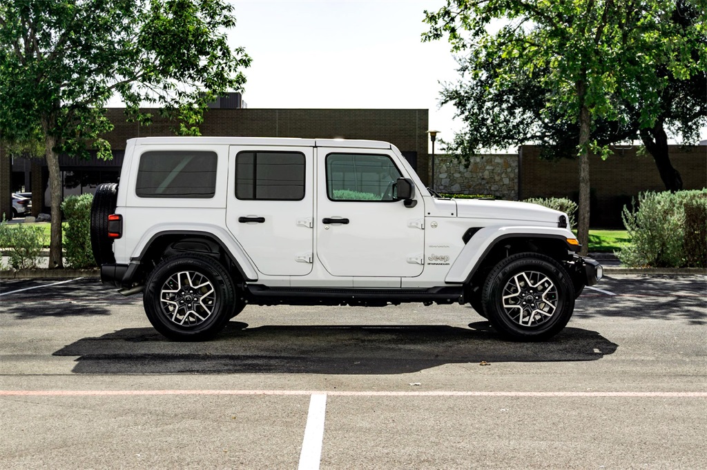 2024 Jeep Wrangler Sahara photo 4