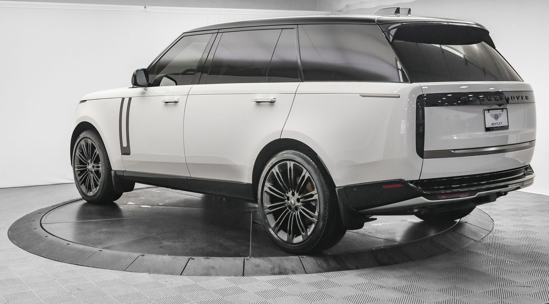 2025 Land Rover Range Rover SE photo 5