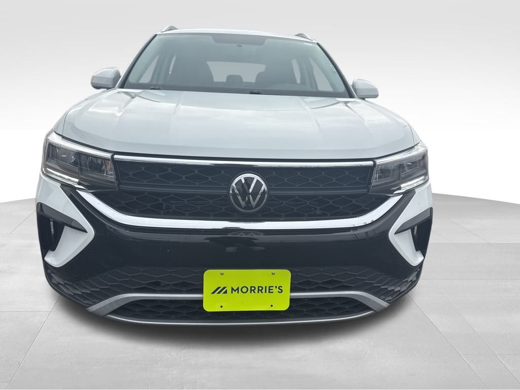 2022 Volkswagen Taos SE photo 2