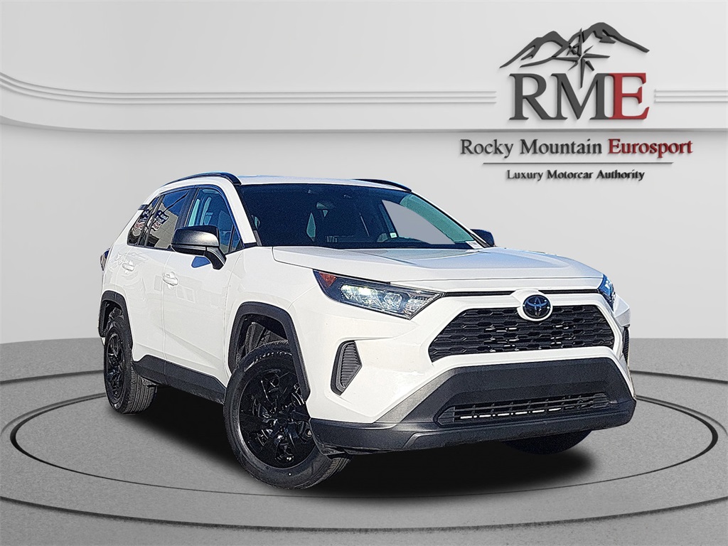 2021 Toyota RAV4 LE's photo