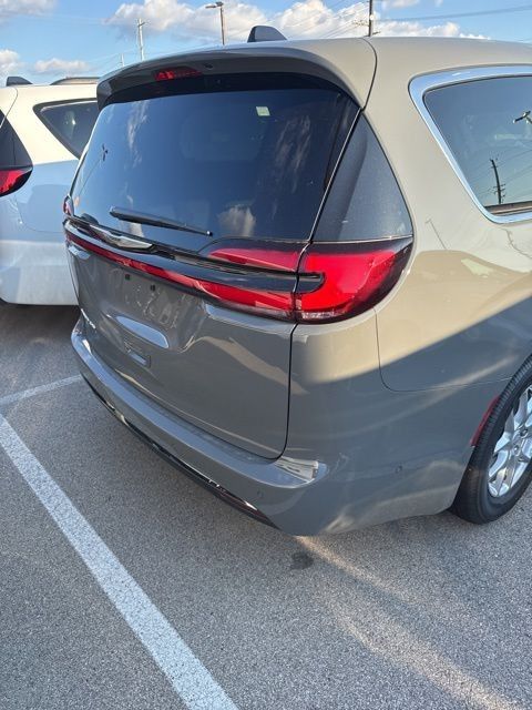 2025 Chrysler Pacifica photo 7