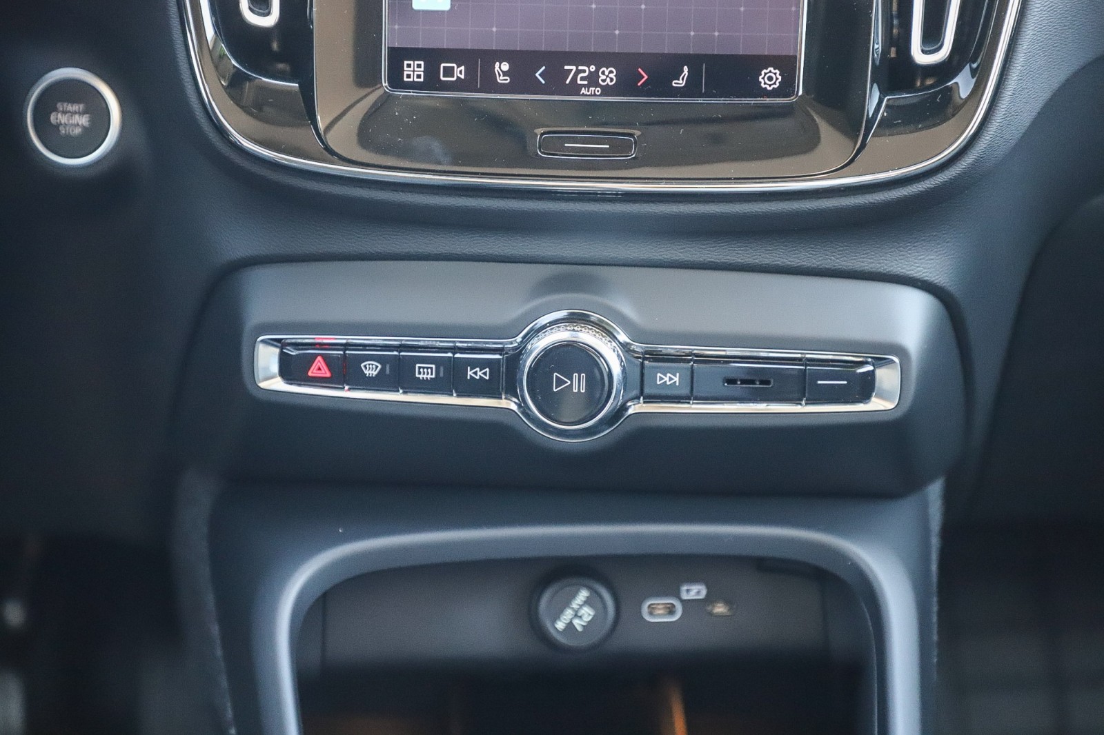 2025 Volvo XC40 Core photo 14