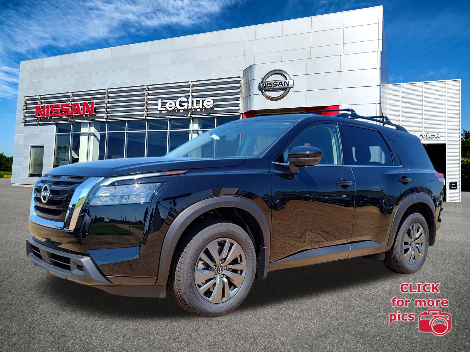 2025 Nissan Pathfinder SV's photo