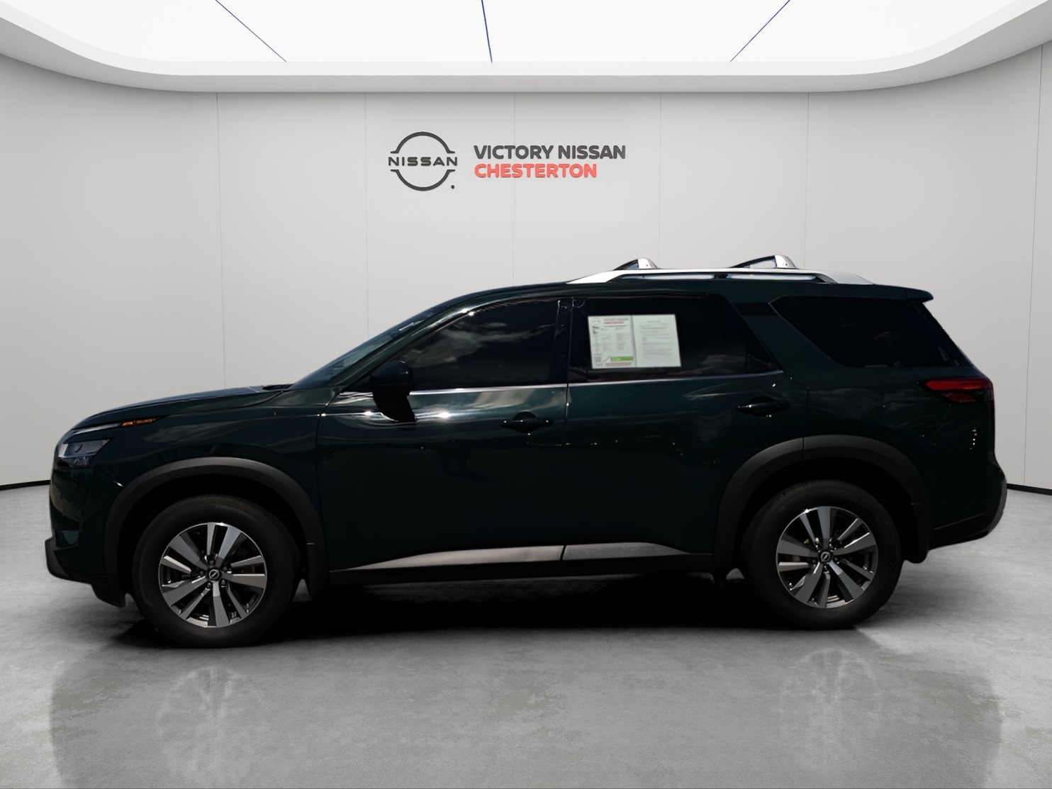 2022 Nissan Pathfinder SL photo 2