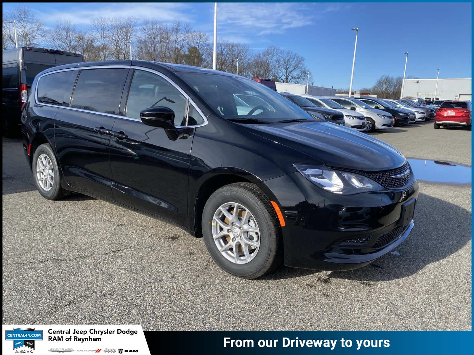 2026 Chrysler Voyager LX's photo