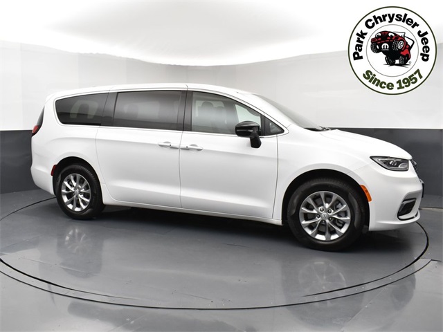 2026 Chrysler Pacifica Select's photo