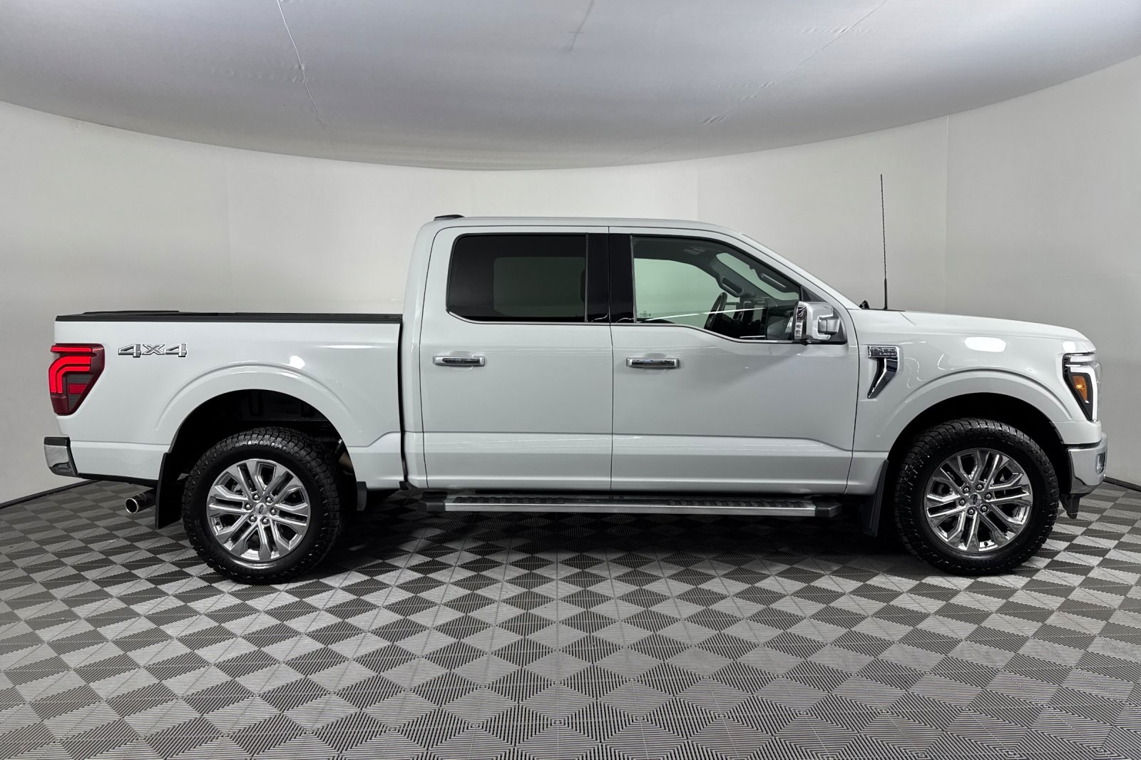 2024 Ford F-150 Lariat photo 2