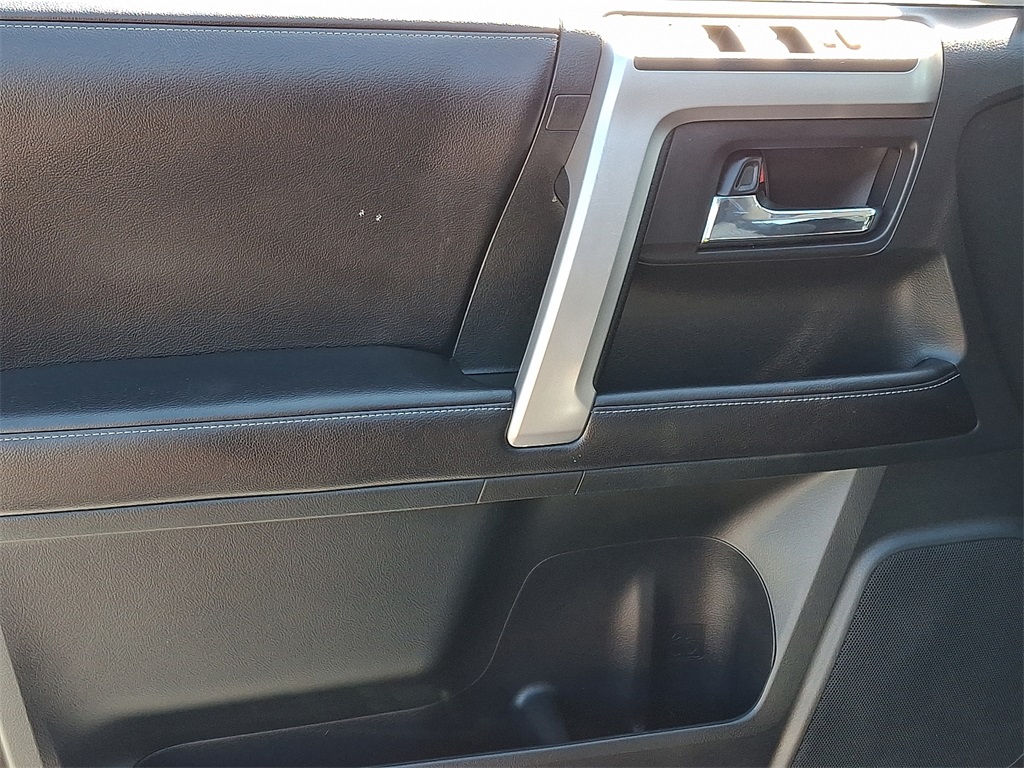 2016 Toyota 4Runner SR5 photo 13