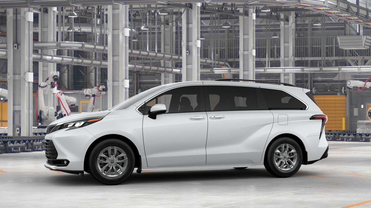 2025 Toyota Sienna XLE photo 3