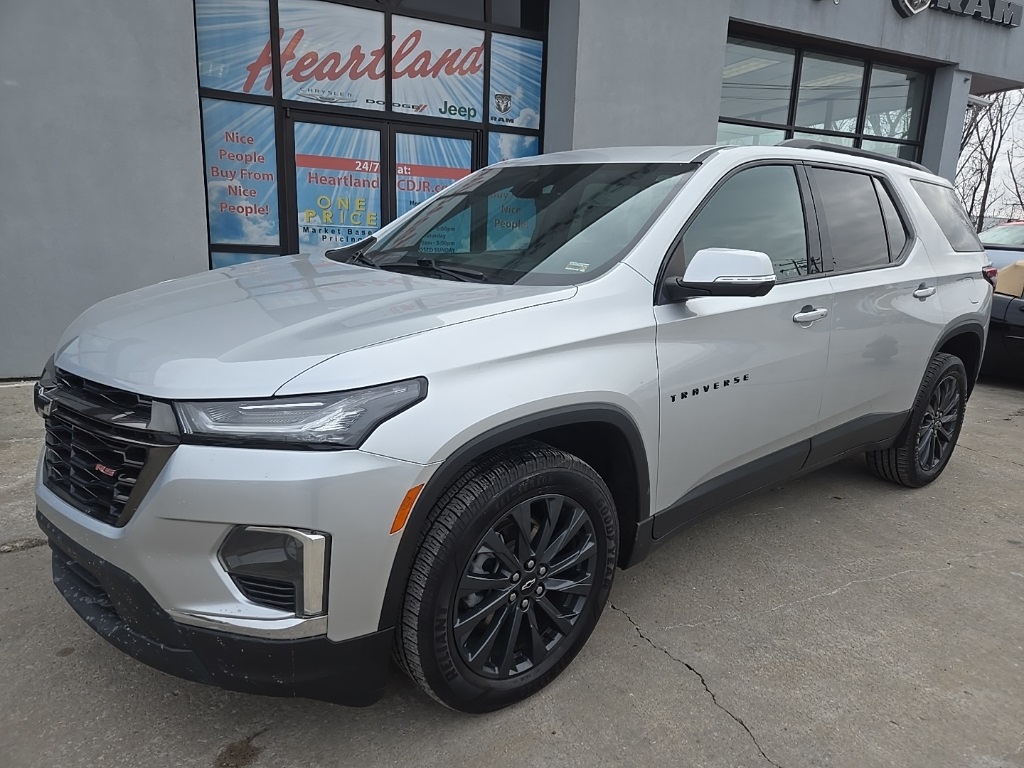 Used 2022 Chevrolet Traverse RS with VIN 1GNEVJKW5NJ103552 for sale in Kansas City