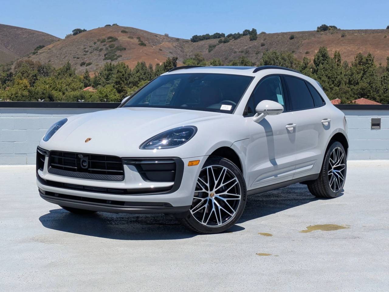 2025 Porsche Macan's photo