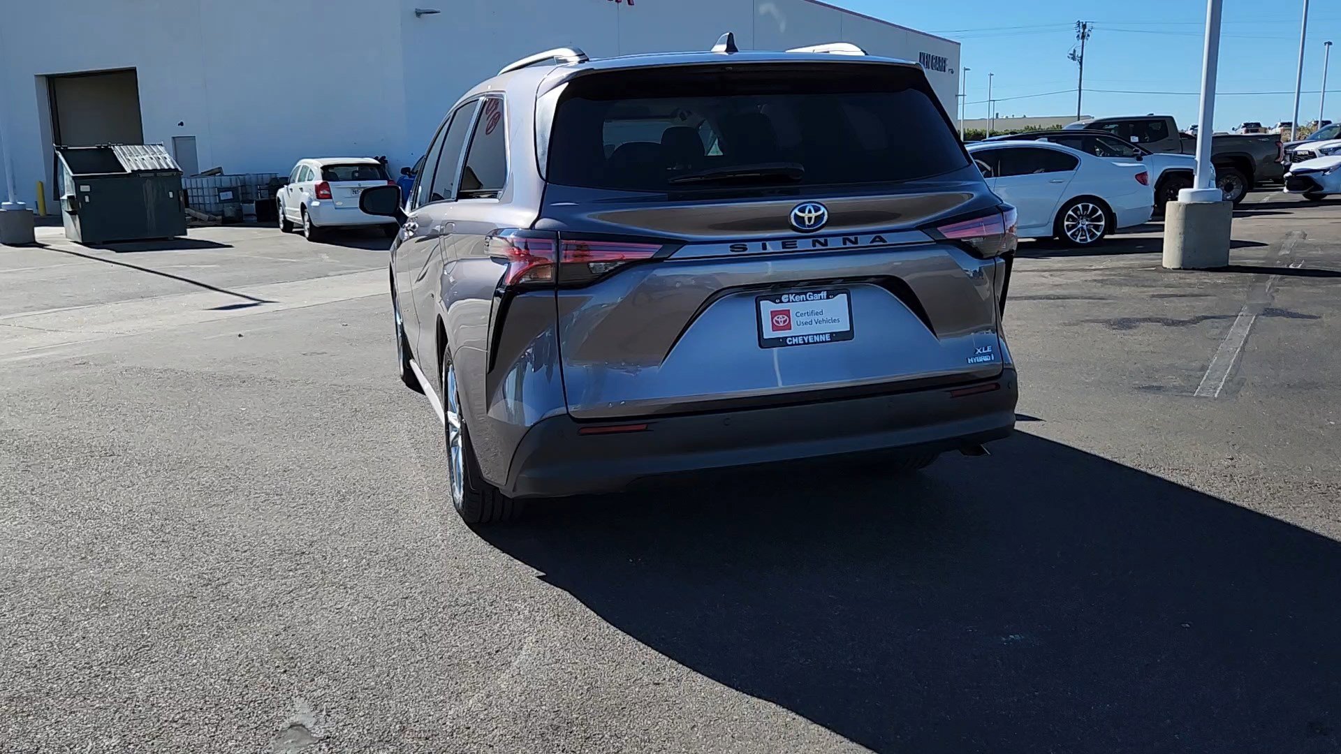 2022 Toyota Sienna XLE photo 3