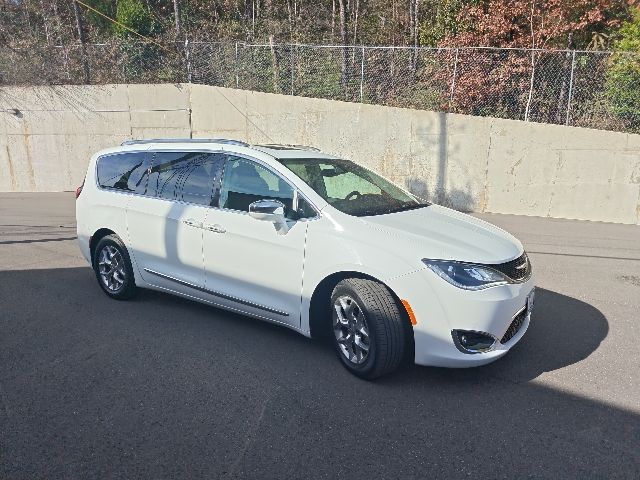 2018 Chrysler Pacifica Limited's photo