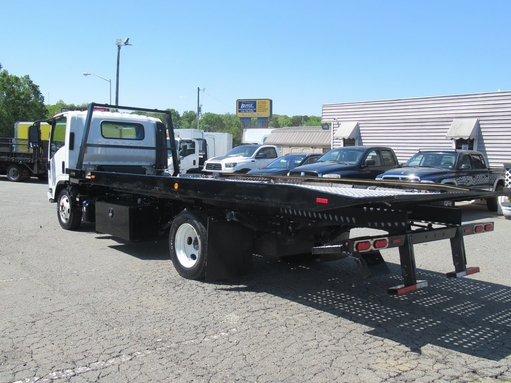 2019 Isuzu NRR photo 3