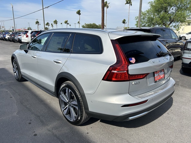 2025 Volvo V60 Cross Country B5 AWD Plus photo 5