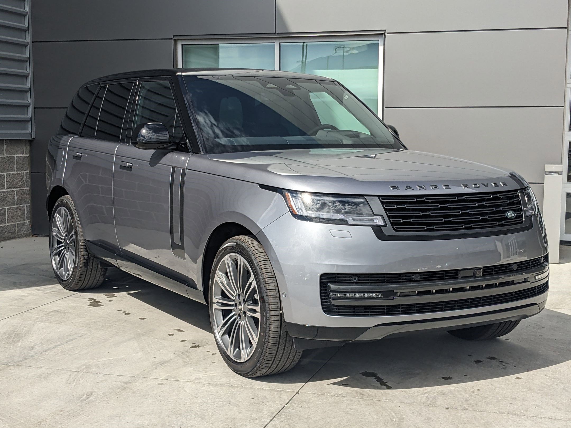 2025 Land Rover Range Rover SE photo 3