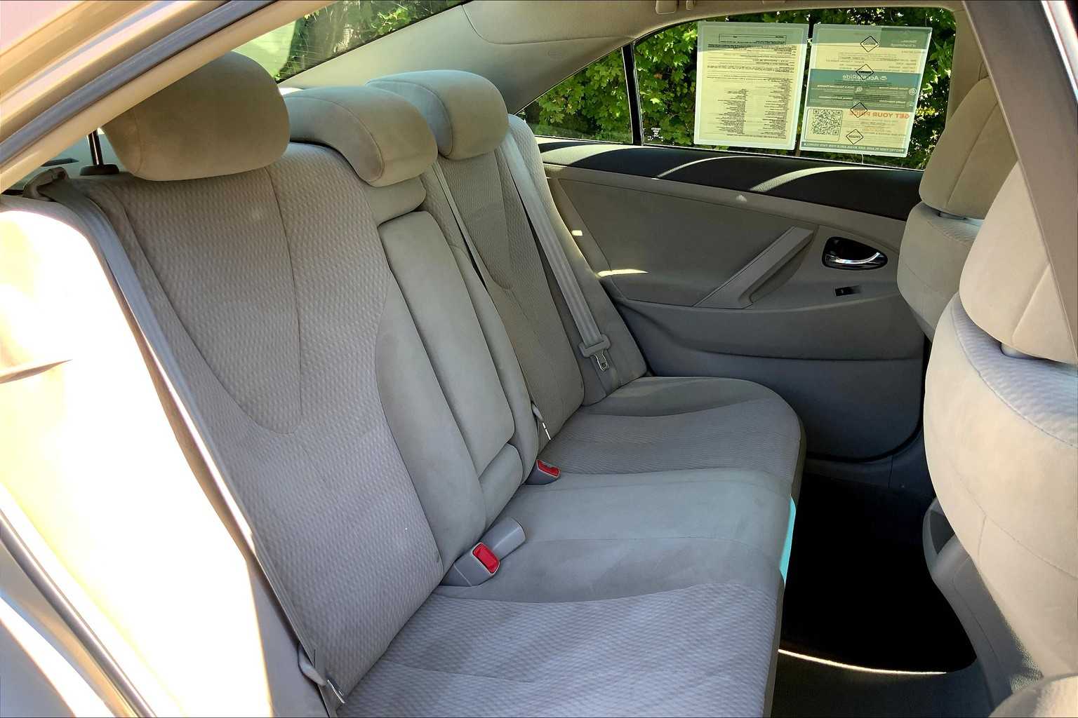 2010 Toyota Camry LE photo 18