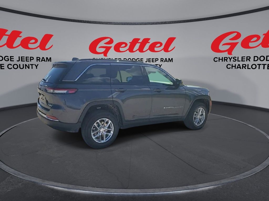 2025 Jeep Grand Cherokee Laredo photo 3