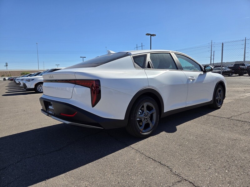 2025 Kia K4 LXS photo 3