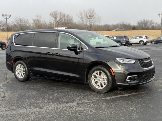 2024 Chrysler Pacifica Touring L's photo