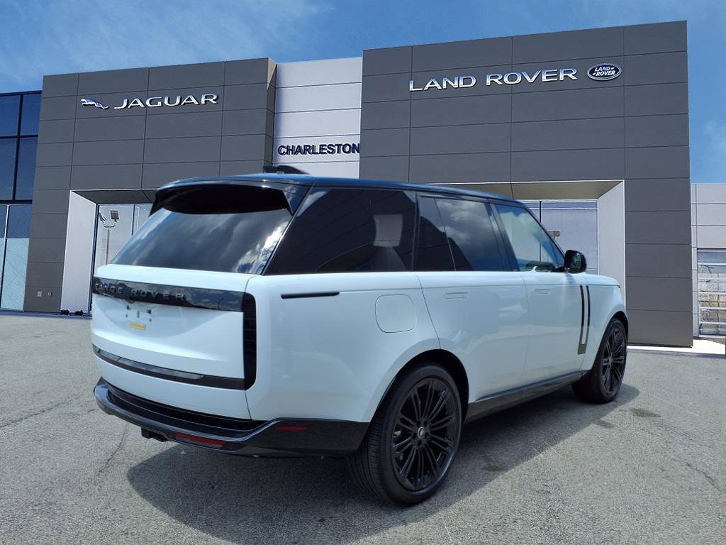 2025 Land Rover Range Rover SE photo 4