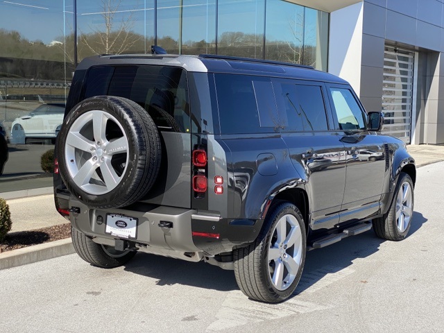 2025 Land Rover Defender 110 X-Dynamic SE photo 4