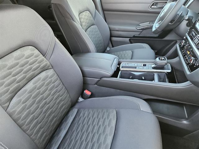 2025 Nissan Pathfinder SV photo 9