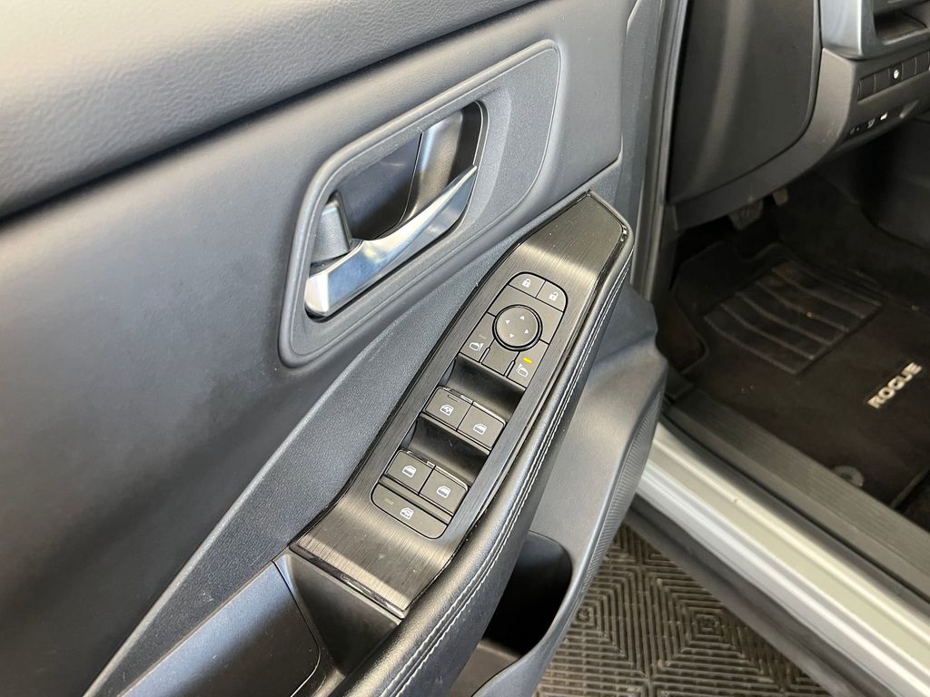 2024 Nissan Rogue SV photo 11