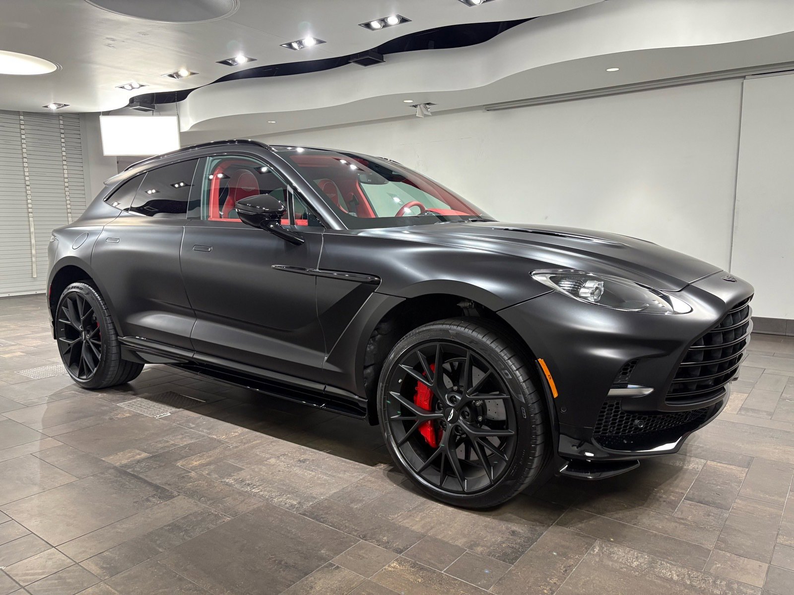 2025 Aston Martin DBX
