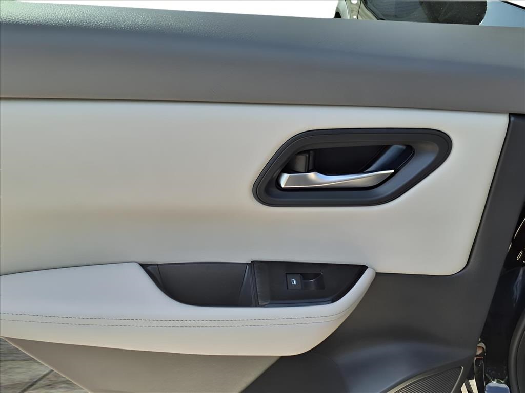 2025 Nissan Rogue SV photo 8