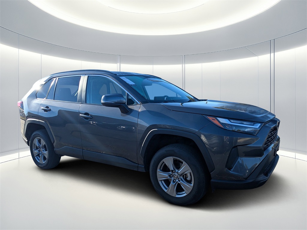 2024 Toyota RAV4 XLE's photo