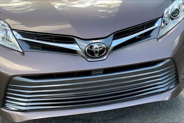 2020 Toyota Sienna XLE photo 27