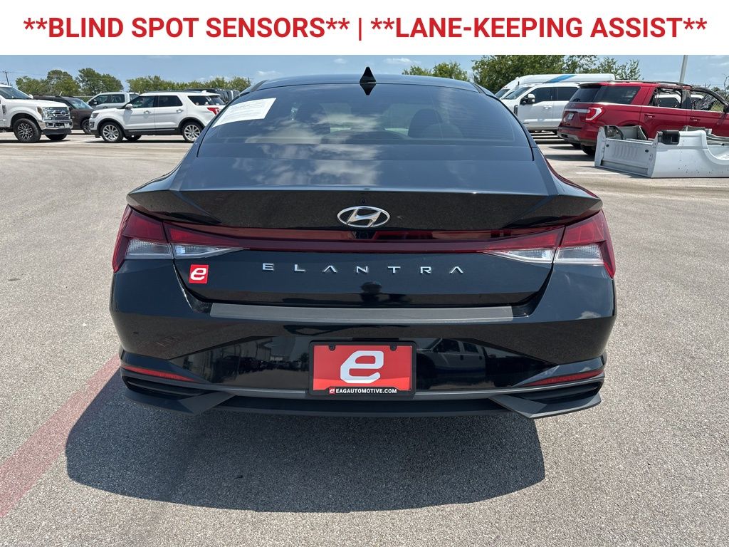 2023 Hyundai Elantra SEL photo 6