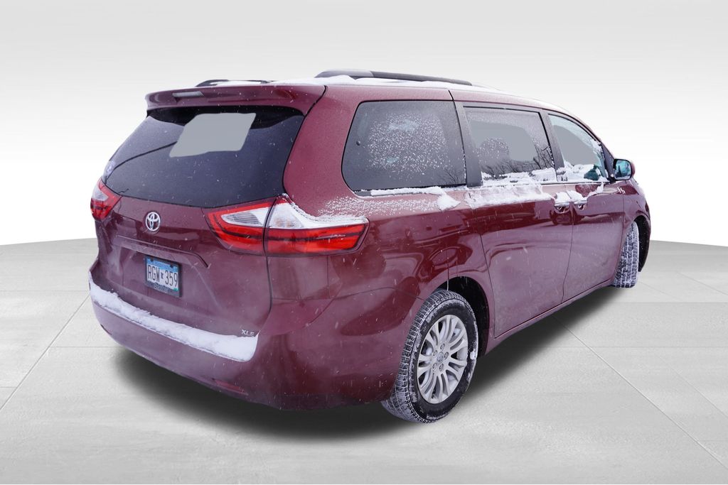2017 Toyota Sienna L photo 3