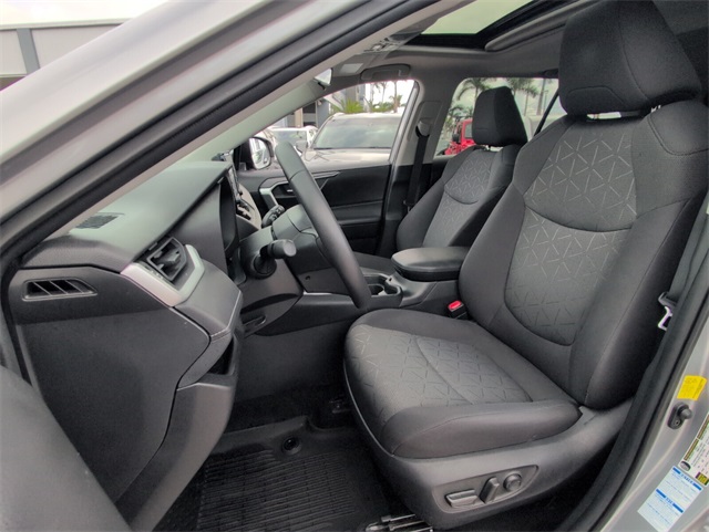 2021 Toyota RAV4 XLE photo 4