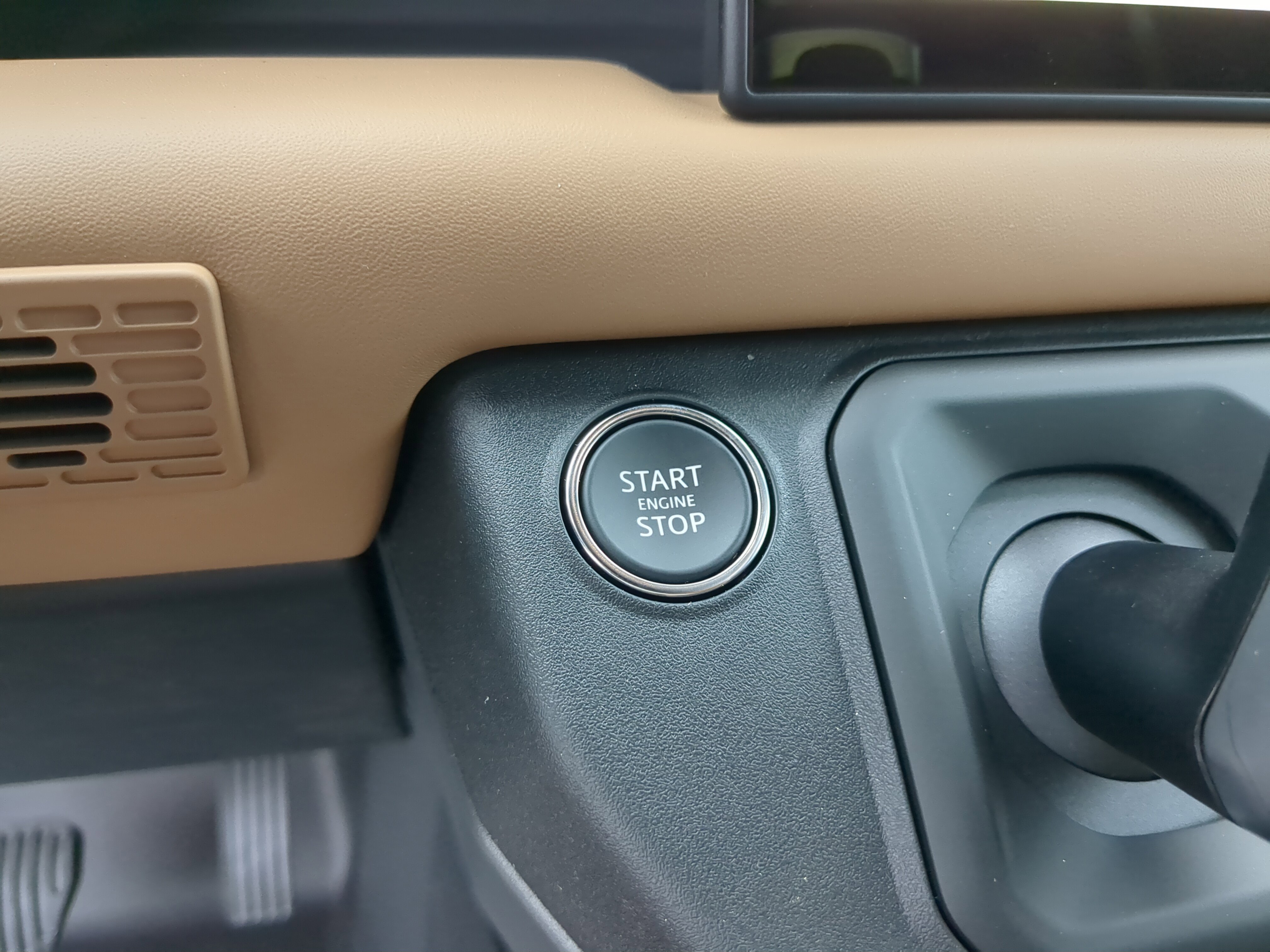 2025 Land Rover Defender 110 S photo 13