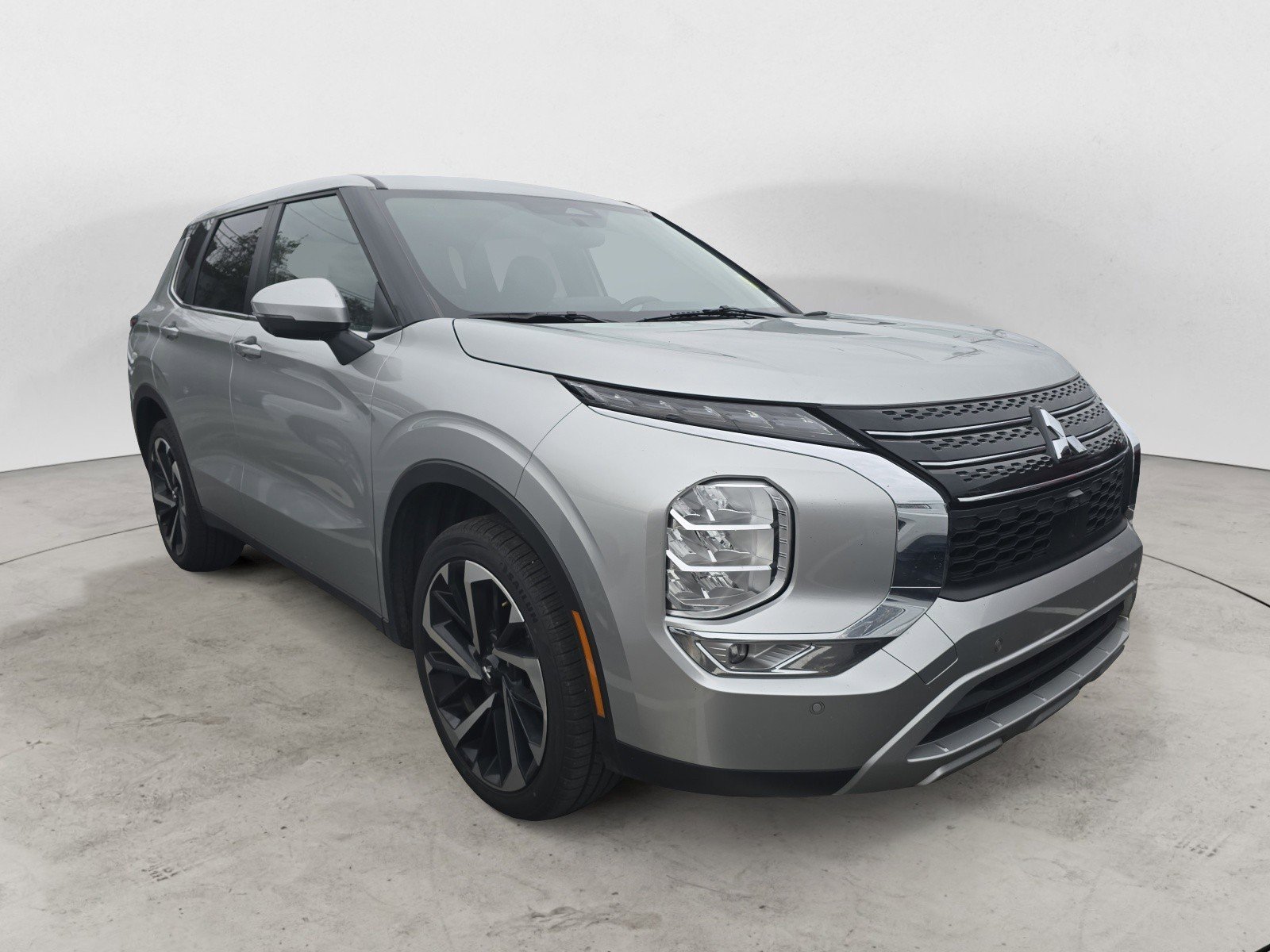 2024 Mitsubishi Outlander SE's photo