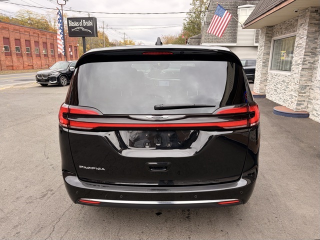 2024 Chrysler Pacifica Touring L photo 2