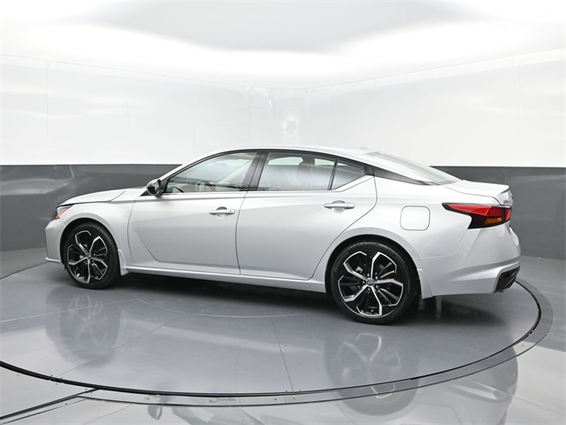 2025 Nissan Altima SR photo 3