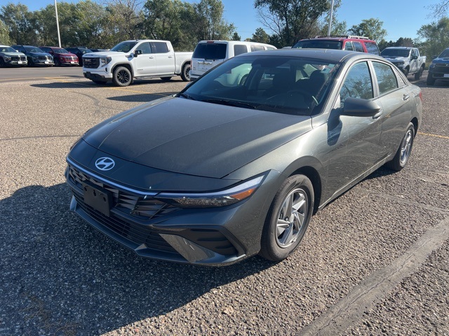 2024 Hyundai Elantra SE photo 3