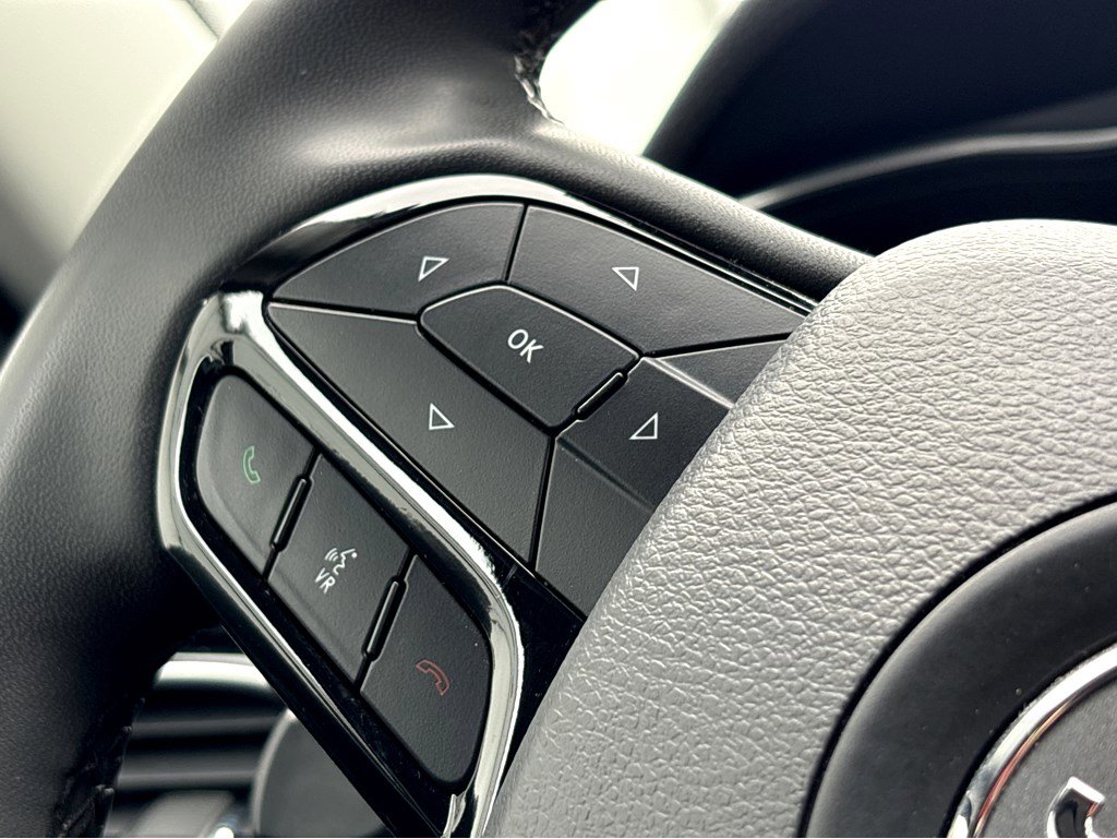 2023 Jeep Cherokee Altitude Lux photo 11