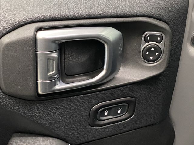 2018 Jeep Wrangler Unlimited Sahara photo 28