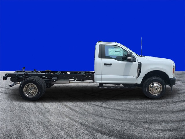2025 Ford F-350 XL photo 2