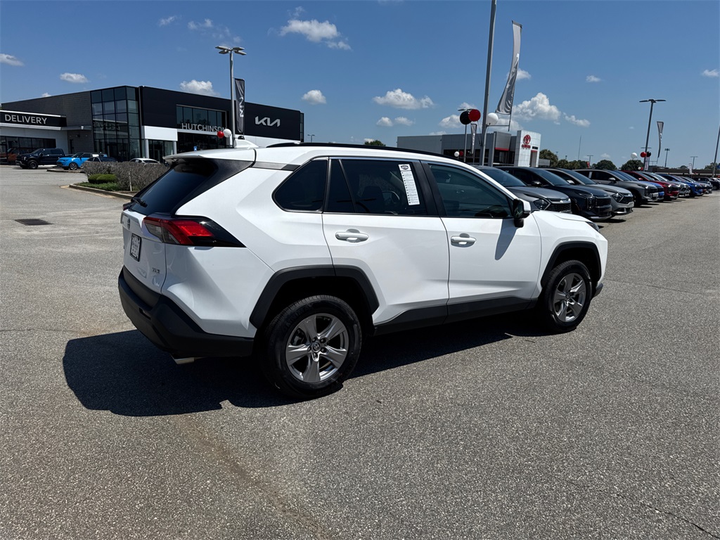 2022 Toyota RAV4 XLE photo 2