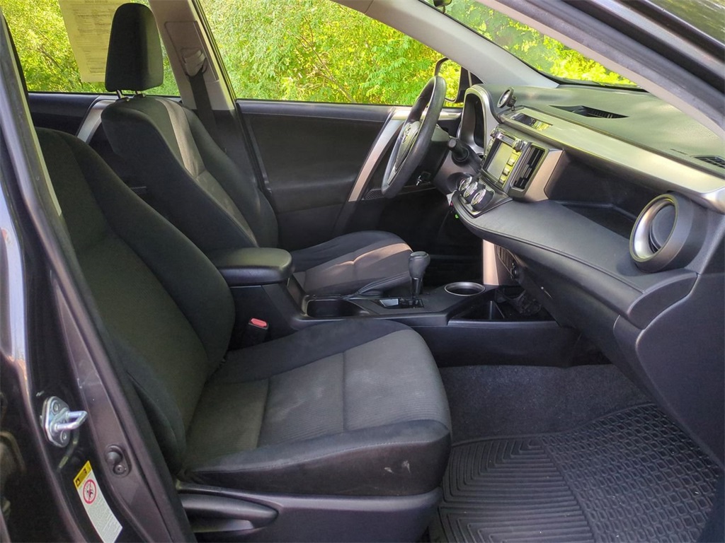 2014 Toyota RAV4 LE photo 26