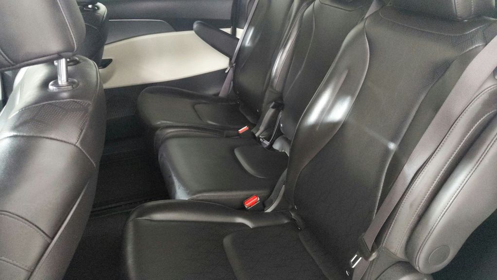 2024 Kia Carnival LX photo 23