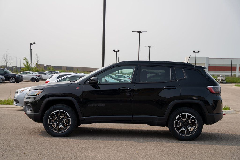2024 Jeep Compass Trailhawk photo 2