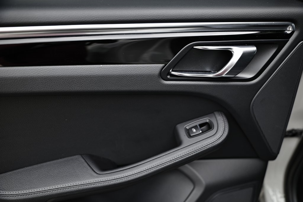 2025 Porsche Macan T photo 22